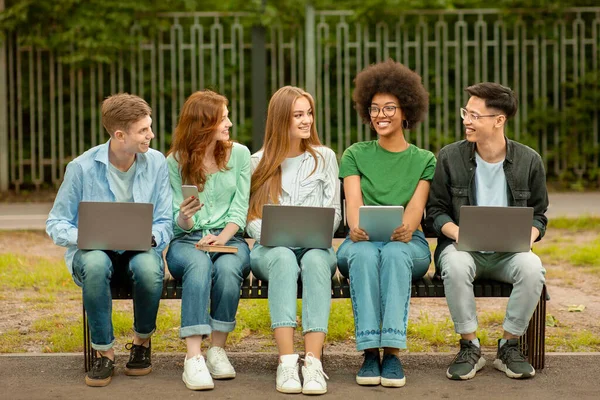Skupinový projekt. Multiracial College Studenti Studium venku s notebooky a digitální tablet — Stock fotografie