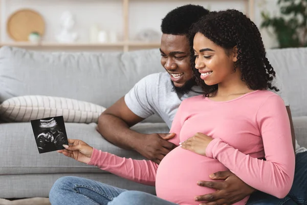 持超音波照片的非洲裔笑容满面的怀孕夫妇的婚纱 — 图库照片