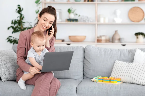 Travailler avec Baby. Maman parlant sur le téléphone portable tandis que tout-petit tapant sur ordinateur portable — Photo