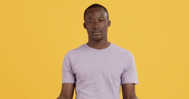 Chico afroamericano cruzando los dedos, pidiendo deseo — Vídeos de Stock