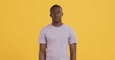 Kafasını kaşıyan Afrikalı Amerikalı şüpheli bir adam.
