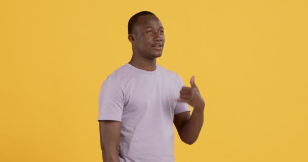 African american guy flirting to camera, showing phone gesture — Stock Video