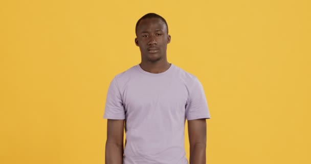 Tvivlsom afrikaner amerikansk mand kradser hovedet – Stock-video