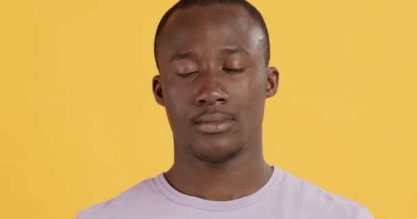 Close up retrato de rezar afro-americano cara — Vídeo de Stock