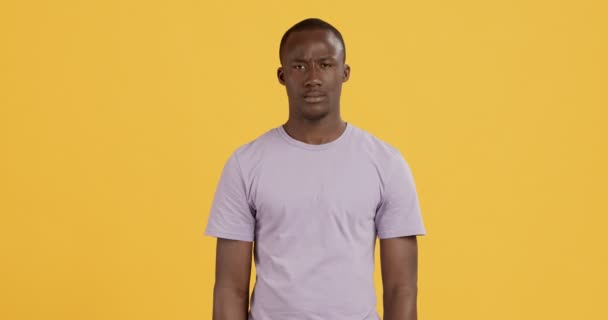 Følelsesmæssig afrikansk amerikansk mand råber på kamera – Stock-video