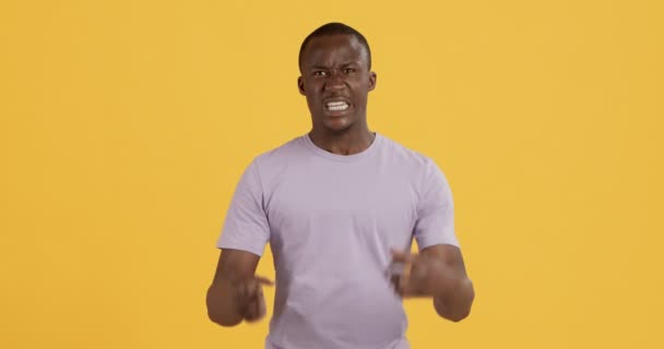 Émotionnel furieux homme afro-américain criant à la caméra — Video