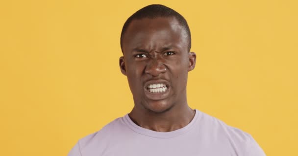 Портрет разъярённого чёрного мужчины, кричащего и трясущегося кулака — стоковое видео