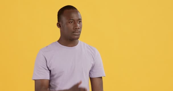 Африканський американець шепоче таємницю, прикриваючи рот — стокове відео
