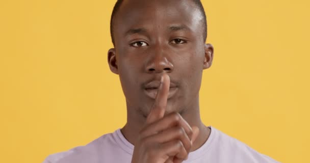 Primer retrato del hombre negro haciendo un gesto Shh — Vídeos de Stock