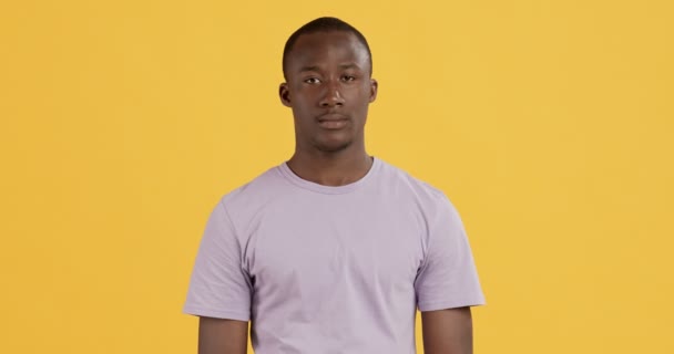 Forfærdet sort mand starter tilbage, reagerer chok – Stock-video