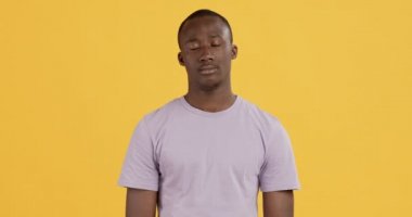 Sevimli, üzgün, üzgün, dudak büken Amerikalı bir adamın portresi.