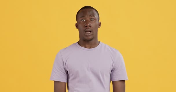 Afrikansk amerikansk fyr åbner munden på grund af at være bange – Stock-video