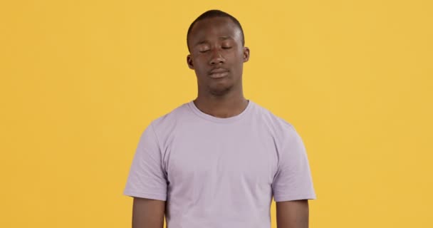 Portret van schattig verdrietig Afrikaans amerikaans guy, pruilen lippen — Stockvideo