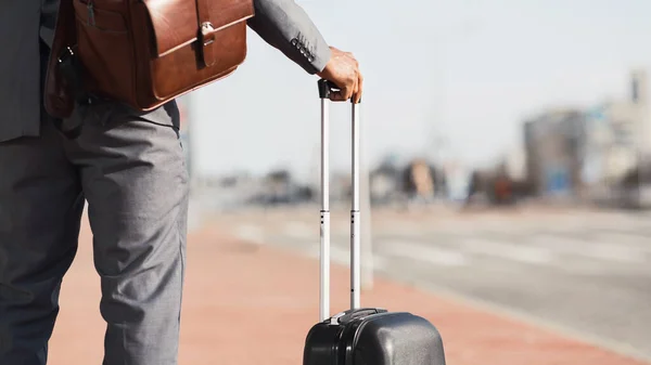 Unerkennbarer Gentleman auf Geschäftsreise mit Koffer im Freien, Panorama — Stockfoto