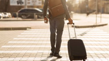 Seyahat Bavullu Tanınmaz Centilmen. Yoldan Karşıya Geçiş, Panorama, Arka Görüş