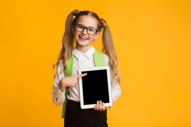 Sarı Stüdyo Arkaplanında Sayısal Tablet Pozu Olan Kız, Model