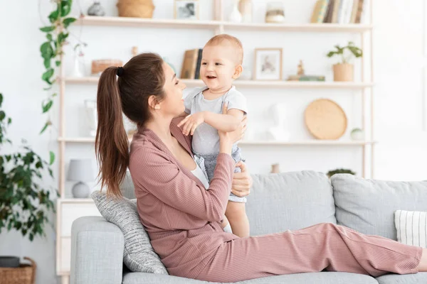 Birlikte çok güzel vakit geçirdik. Genç anne evde bebeğiyle bağ kuruyor.