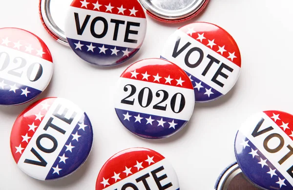 Concept de bureau de vote avec boutons rouges, blancs et bleus — Photo