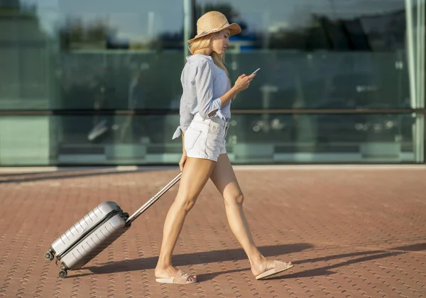Γυναίκα τουριστικό περπάτημα με αποσκευές κοντά στο αεροδρόμιο τερματικό — Φωτογραφία Αρχείου