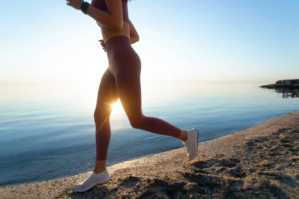 Vista recortada de la mujer corriendo en la playa — Foto de Stock