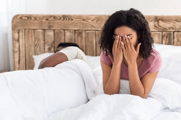 アフリカ人女性が寝てる男の隣のベッドで泣いてる — ストック写真