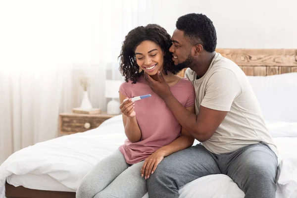 Hamile karısını ya da kız arkadaşını öpen siyahi bir adam. — Stok fotoğraf