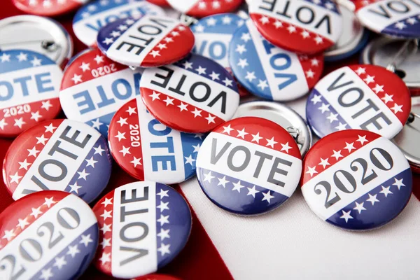 Épinglettes de campagne électorale 2020 sur le drapeau américain, votez mais à — Photo