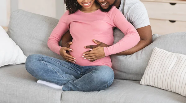 拥抱怀孕夫妇的庄稼，客厅内部 — 图库照片