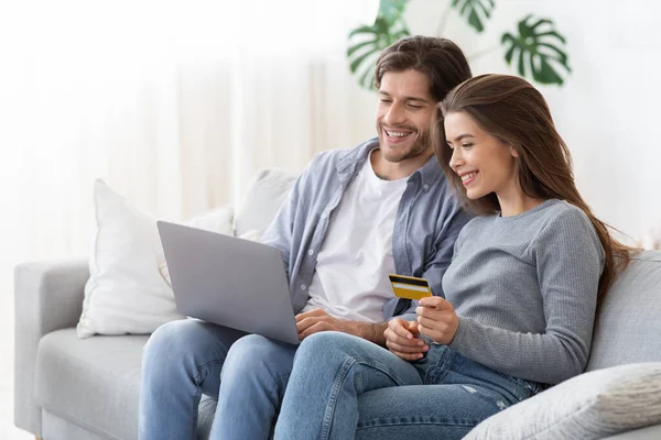 Casal jovem fazendo compras on-line a partir de casa — Fotografia de Stock