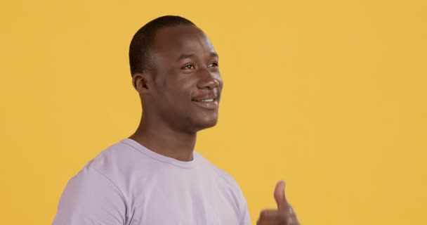 Positive african american man showing phone gesture — Stock Video