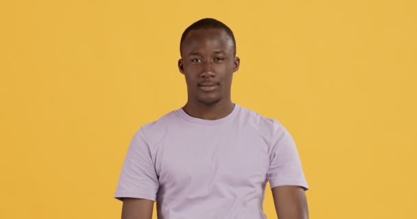 African american man looking through fingers border to camera — Stock Video