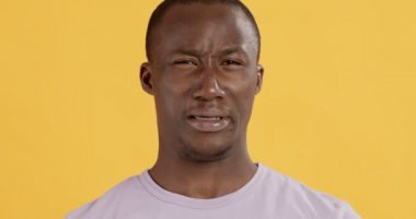 Siyahi adam burnunu eliyle kapatıyor, korkunç bir koku alıyor.