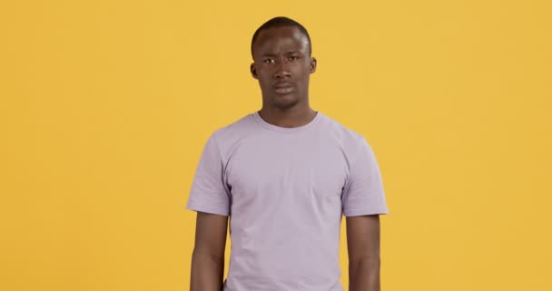 Asombrado afroamericano chico apertura boca en completo incredulidad — Vídeos de Stock