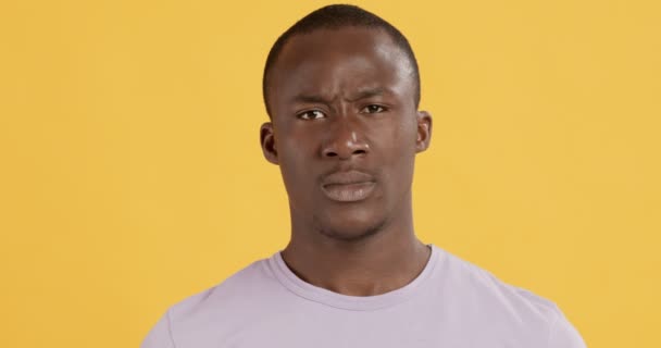 Portræt af vred sort mand skrigende til kamera – Stock-video