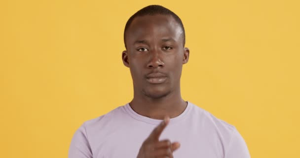 Young african american guy putting finger on lips — Stock Video