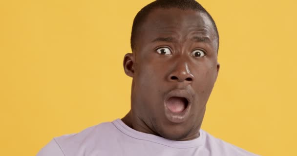Erstaunt afrikanisch amerikanisch kerl, Blick in kamera mit angst — Stockvideo