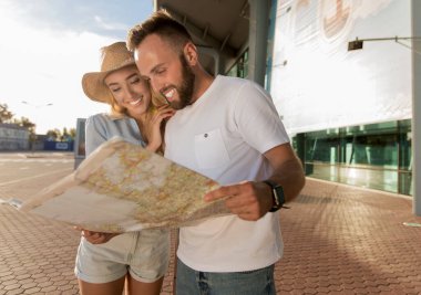 Birlikte haritaya bakan iki turist.