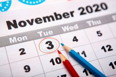 3 Kasım 'da daire içine alınmış mavi ve kırmızı kalemler