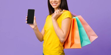 İndirimli uygulama. Siyah Ekranlı Akıllı Telefonu Gösteren Alışveriş Çantalı Tanımlanamayan Kız