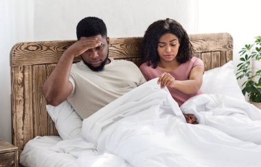 Şüpheci Afrikalı kadın battaniyeyi kaldırıyor, kocasının cinsel sorunu var.