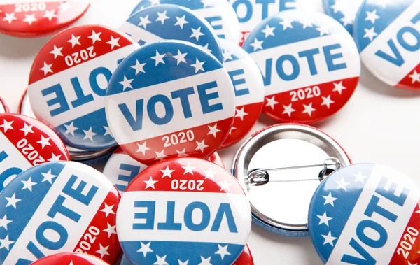 Wahlkampfknöpfe in den USA 2020 isoliert auf weiß — Stockfoto