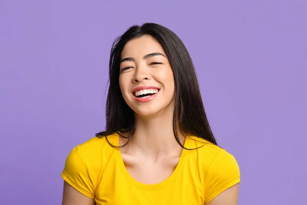 Καθαρή χαρά. Πορτρέτο του όμορφου γέλιου ασιατικό κορίτσι πάνω Puple φόντο — Φωτογραφία Αρχείου