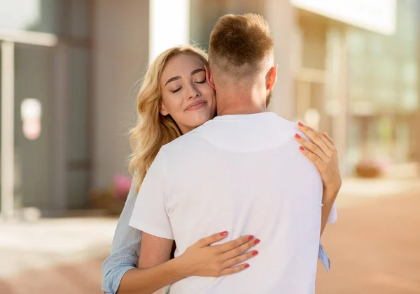 Affectionate couple cuddling, walking down the streets — Stock Photo, Image