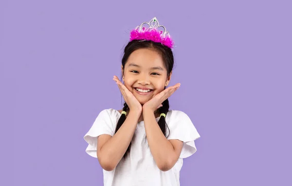 Linda chica asiática usando corona posando sobre fondo púrpura — Foto de Stock