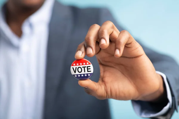 Eleições dos EUA Novembro 2020 botão patriótico na mão masculina — Fotografia de Stock