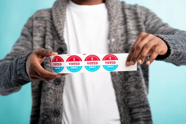 Ciudadano Africano de América sosteniendo Pegatinas Voto hoy — Foto de Stock