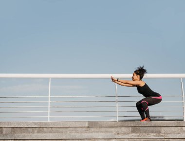 Açık hava maratonuna hazırlanıyorum. Spor giyimli Afrikalı Amerikalı bir kız spor ayakkabısı ve spor ayakkabısı.