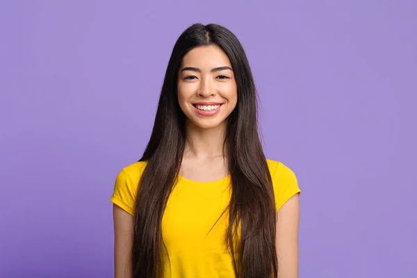 Retrato de chica asiática sonriente con hermoso pelo largo sobre fondo morado —  Fotos de Stock