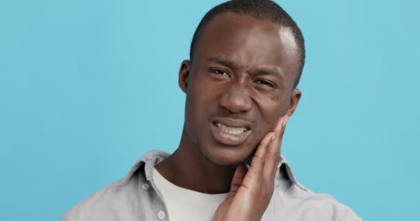 Cara emocional com dor de dente tocando sua bochecha dolorida — Vídeo de Stock