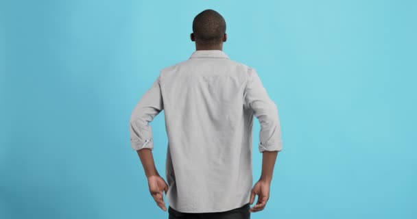 Black man holding his hands behind his back, stretching spine — Stock Video